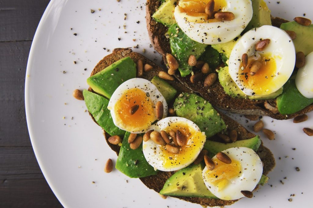 piatto bilanciato con avocado, uova e carboidrati