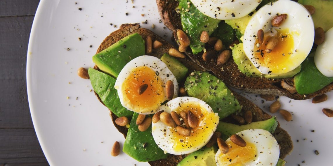 piatto bilanciato con avocado, uova e carboidrati
