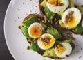 piatto bilanciato con avocado, uova e carboidrati