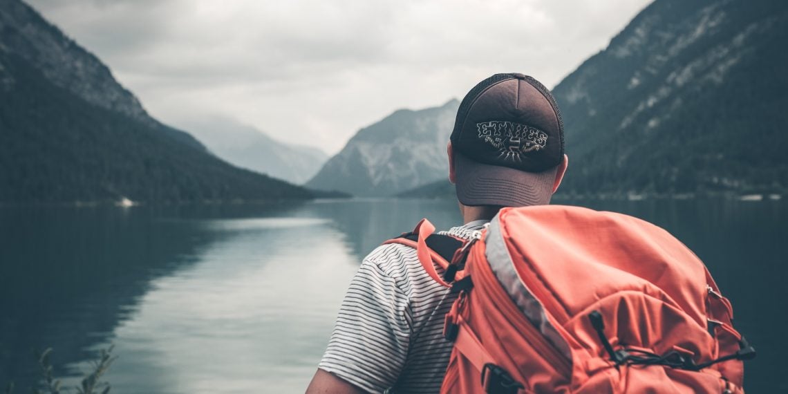 Viaggiatore con zaino in spalla