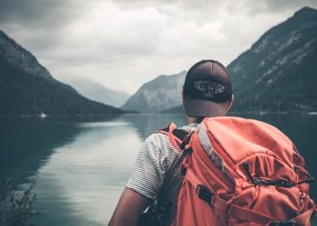 Viaggiatore con zaino in spalla