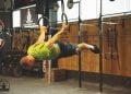 atleta allena la forza e l'equilibrio con gli anelli