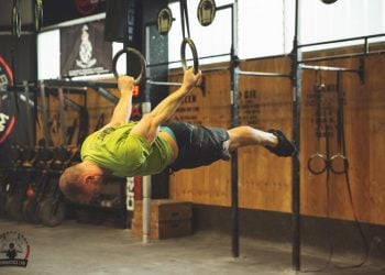 atleta allena la forza e l'equilibrio con gli anelli