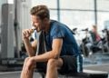 sportivo che consuma una barretta energetica e proteica dopo l'allenamento