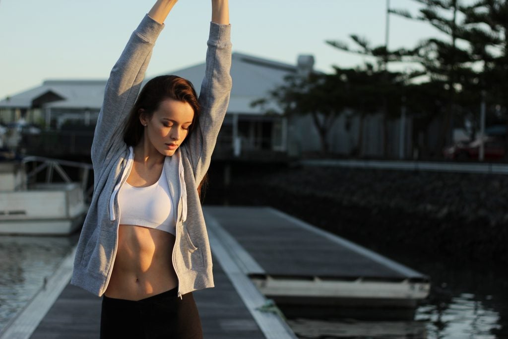Ragazza che fa stretching