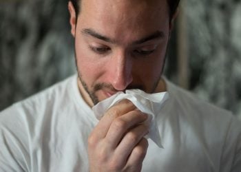 ragazzo soffia il naso