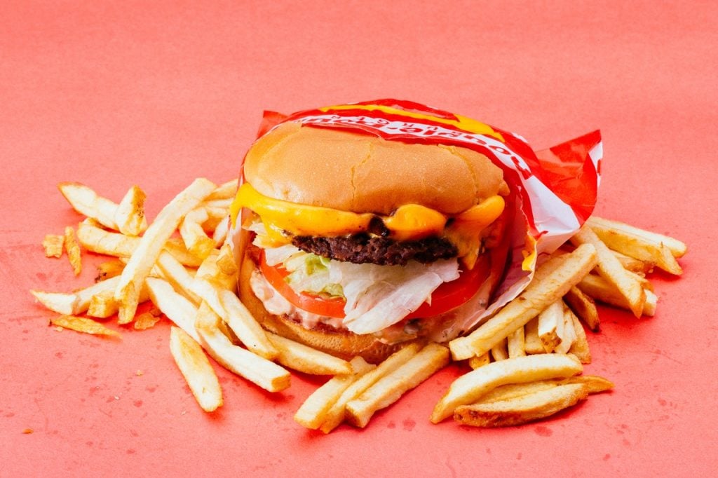 hamburger con patatine fritte