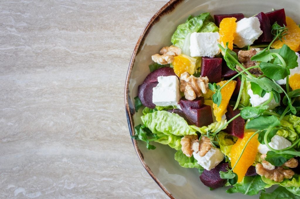piatto con insalata condita