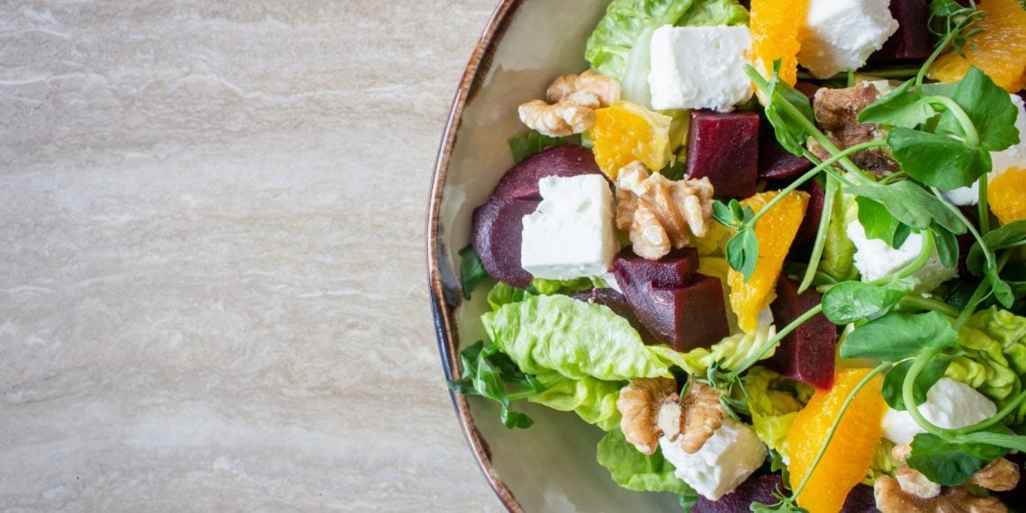 piatto con insalata condita