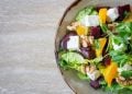 piatto con insalata condita