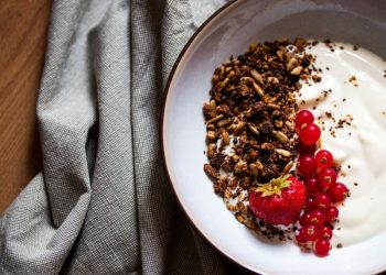 colazione con yogurt e frutti di bosco