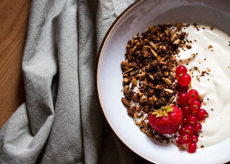 colazione con yogurt e frutti di bosco