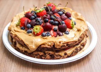 dolce con frutti di bosco