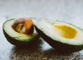 frutto di avocado tagliato a metà