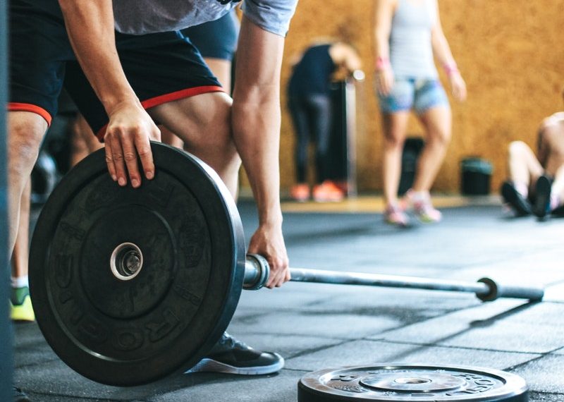atleta crossfit solleva back barrell